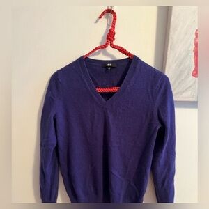 Uniqlo V neck sweater size Medium As is